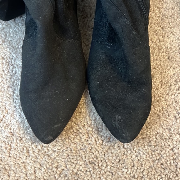 High-knee suede black boots. Zipper on side and tie on the knee. Size 6.5 - Picture 6 of 8